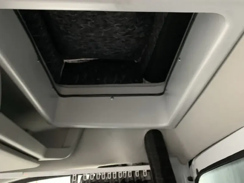Wnętrze kabiny sypialnej nad kabiną kierowcy w Fordzie Transit