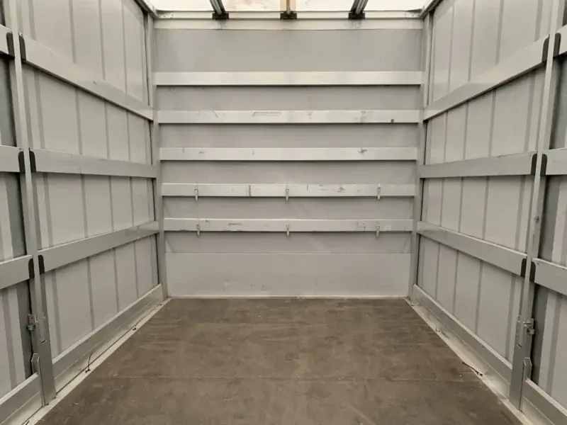 Wnętrze skrzyni ładunkowej pod plandeką widziane od tyłu