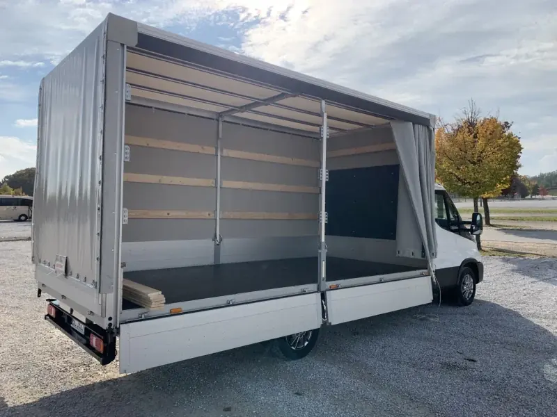 Iveco Daily z odsuniętą firanką odsłaniającą całą długość skrzyni