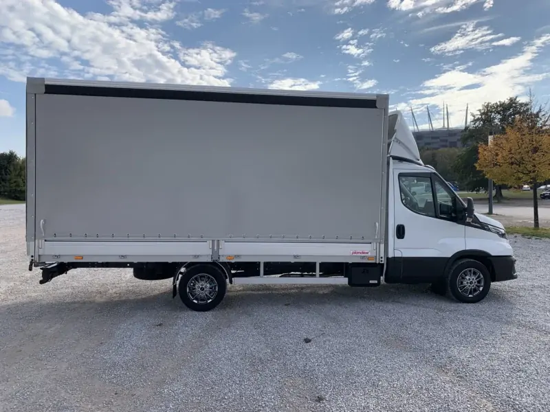 Iveco Daily z zabudową plandekową widziane z tyłu i boku