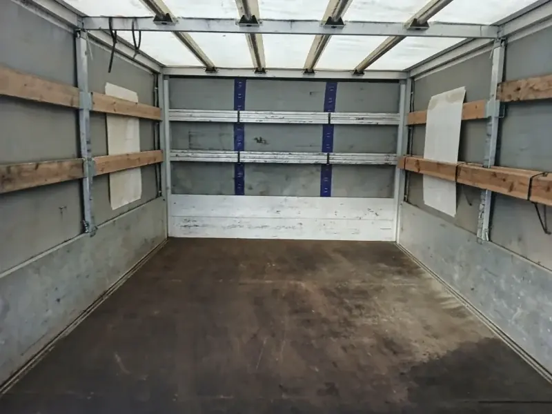 Wnętrze skrzyni ładunkowej z burtami i listwami mocującymi
